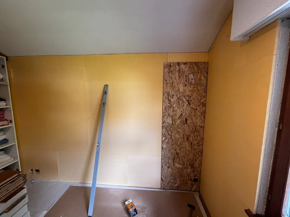 Paroi en lames de parquet et isolation – photo 4